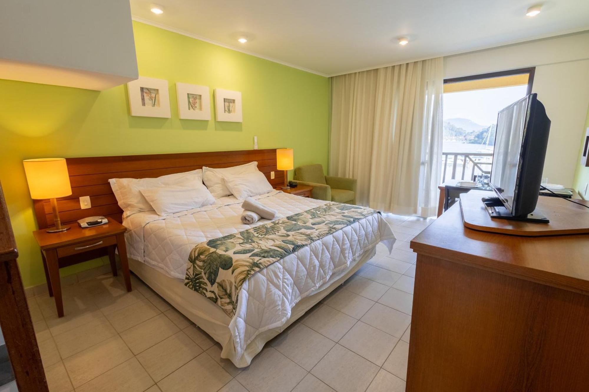 Duplex No Costa Bella Em *